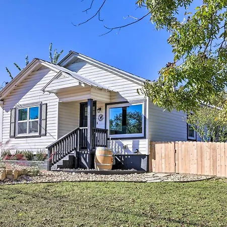 Fredericksburg Getaway With Covered Deck And Fire Pit!